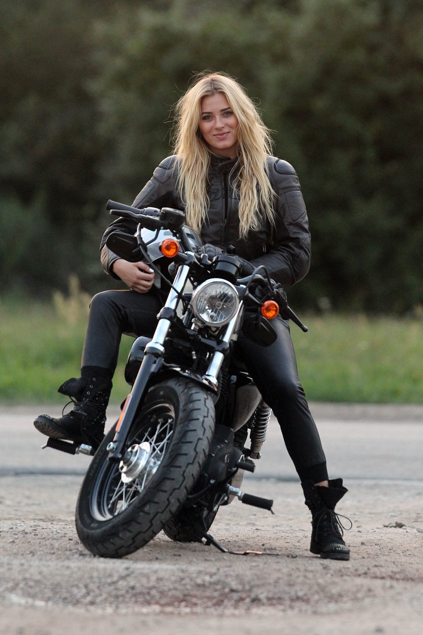 Marcelina Zawadzka na motocyklu