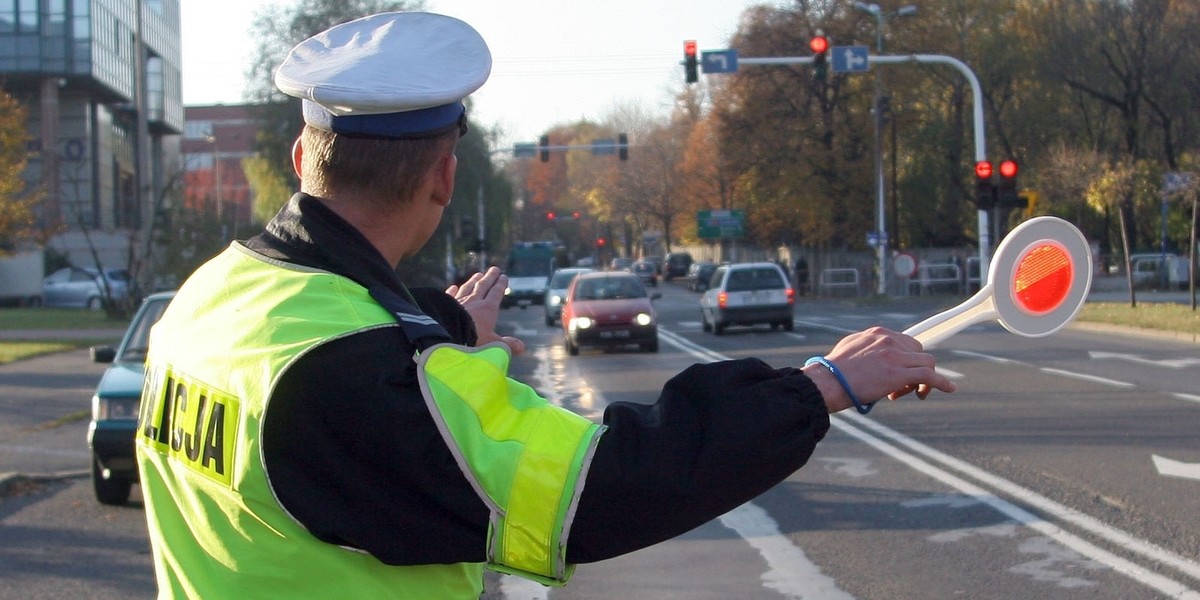 policjant zatrzymuje samochód