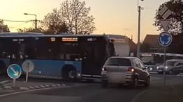 Simán kiütötte a busz a Yarist a csepeli körforgalomban – videó