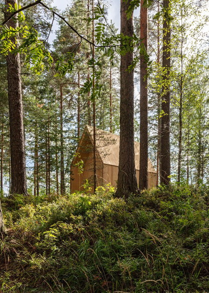 Drewniany domek w fińskim lesie. Idealny dla fanów minimalizmu! 