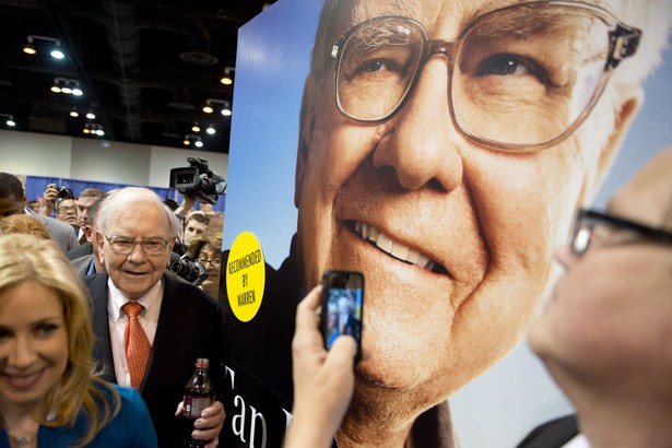 Prognozy makroekonomiczne nie działają. Warren Buffett, prezes Berkshire Hathaway, przyznał, że podczas inwestowania ignoruje prognozy makroekonomiczne, takie jak stworzona przez Billa Grossa teoria „nowej normalności”. „Jest dla mnie bez różnicy, co Gross myśli o przyszłości” – powiedział 82-letni Buffett podczas dorocznego zjazdu akcjonariuszy w Omaha w Nebrasce. „Mam przeczucie, że Ameryka nadal będzie sobie dobrze radzić” – dodał. Na zdjęciu Warren Buffett podczas zjazdu akcjonariuszy Berkshire Hathaway 2013.