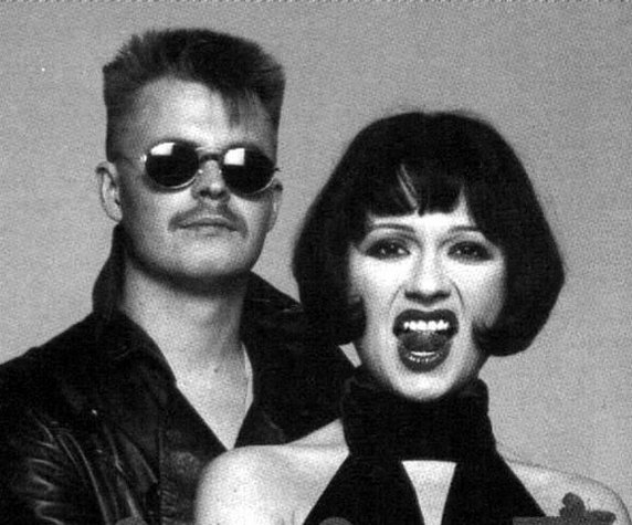 1989 r. - 13 maja w poczekalni listy przebojów Marka Niedźwieckiego pojawia się "Hi-Jackers Party", pierwsza piosenka zespołu Balkan Electrique, który tworzył otwarty gej Sławek Starosta i Fiolka. 