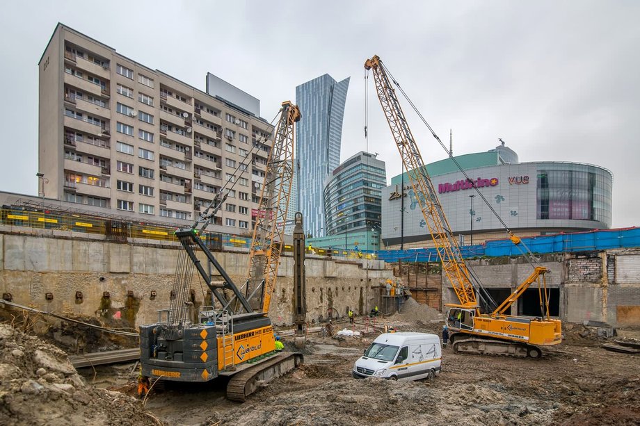 Oprócz najwyższego wieżowca, powstają tu także dwa inne budynki zaprojektowane przez warszawskie biuro HRA Architekci, które pomieszczą biura oraz hotel, a na parterach – kryty pasaż z restauracjami i sklepami. Budowa dwóch niższych części Varso zakończy się w 2019 roku, a najwyższej części rok później.