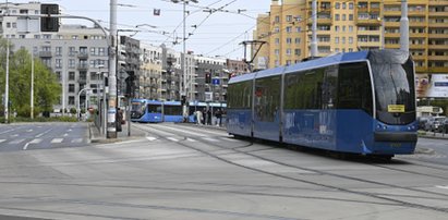 Koniec wymiany rozjazdów. Tramwaje wracają na Nowowiejską