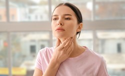 Chrypka, trudności z przełykaniem... to może być RAK TARCZYCY. Objawy