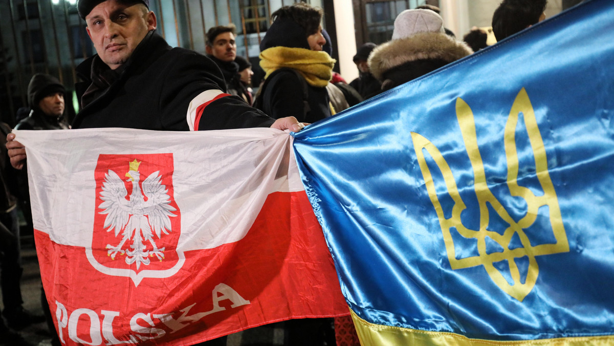 Około 80 osób wzięło udział dziś wieczorem w manifestacji "Stop agresji na Ukrainę!" przed konsulatem generalnym Rosji w Poznaniu.