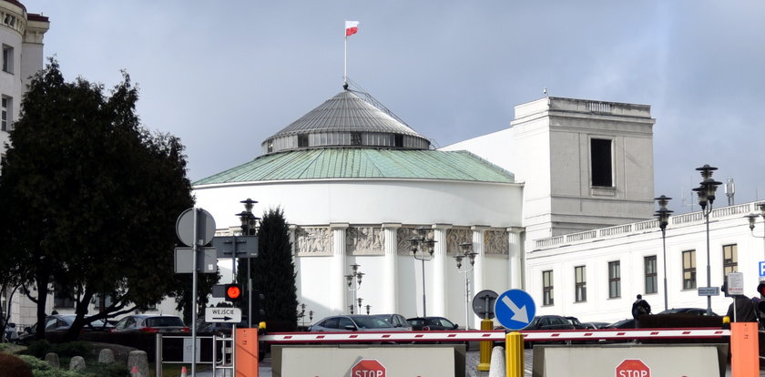 Sejm chce czerpać energię ze słońca. Szykuje przetarg na panele za pół mln zł