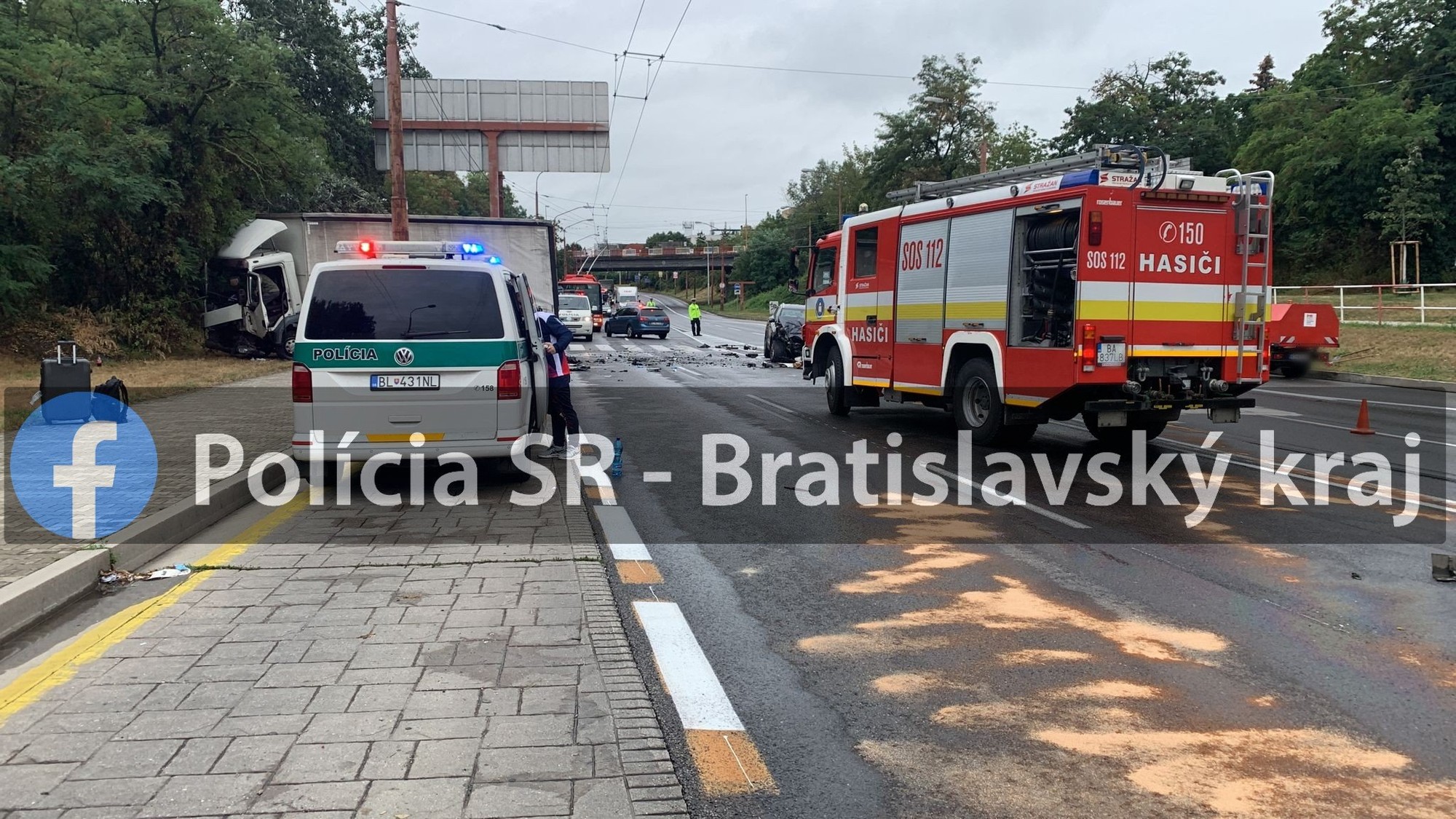 Nákladné auto sa zrazilo s dvomi osobnými vozidlami.