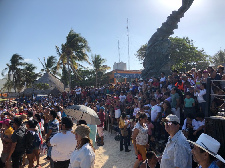 Wierni oglądający ukrzyżowanie Jezusa - Playa del Carmen