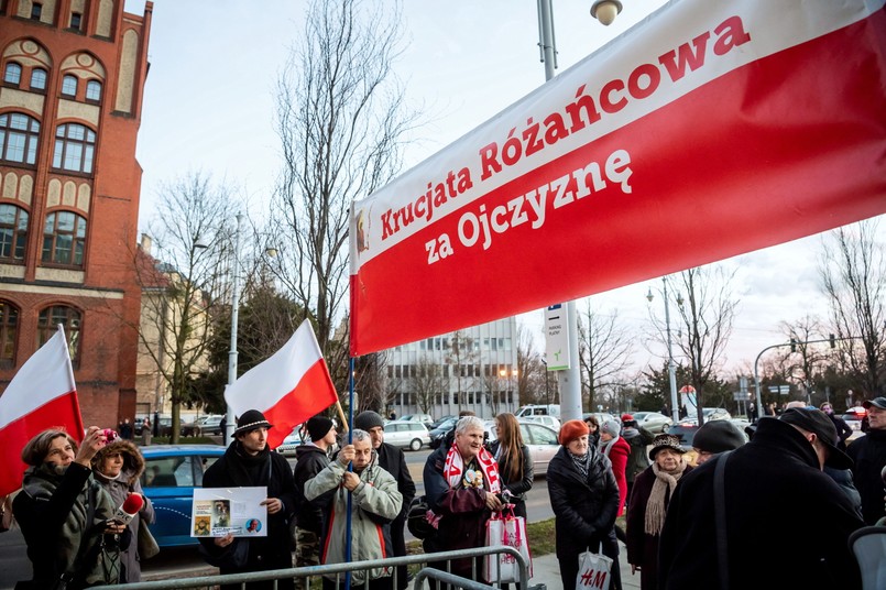 Protest członków Krucjaty Różańcowej przed wejściem do Centrum Sztuki Współczesnej "Znaki Czasu" w Toruniu, gdzie 8 bm. odbywa się wernisaż retrospektywy serbskiej artystki Mariny Abramović "Do czysta / The Cleaner"