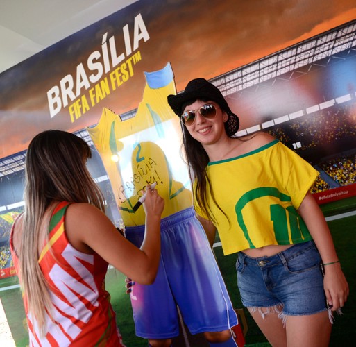 Piękne panie kochają piłkę nożna. Na mundialu ich nie brakuje