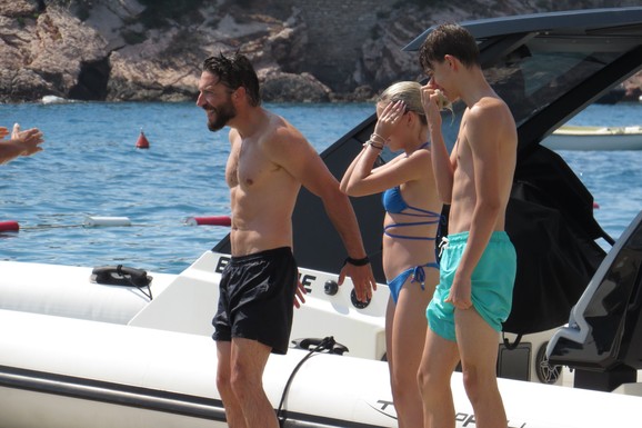 (PAPARACO) NAŠ GLUMAC PRVI PUT U JAVNOSTI SA SINOM I ĆERKOM Oleg i Tinja preslikani otac, uživaju u najskupljem letovalištu na Jadranu