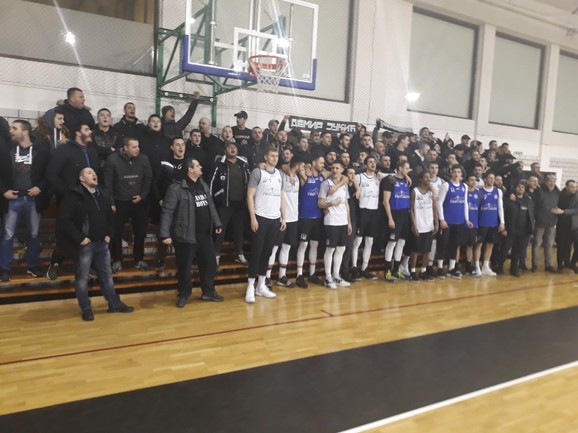 Košarkaši Partizana sa navijačima na poslednjem treningu