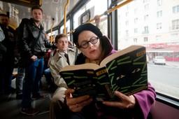 to czytano w prl. polacy polowali na te bestsellery w księgarniach i bibliotekach