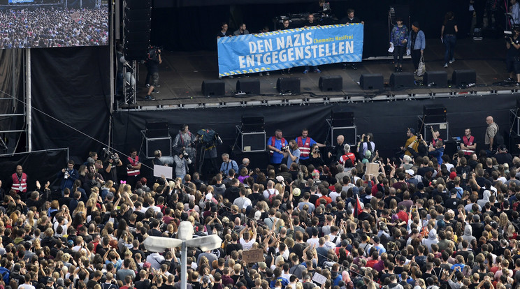 A szélsőjobboldali uszítás ellen tiltakozva szervezték a békés koncertet /Fotó: MTI/ EPA/ Filip Singer