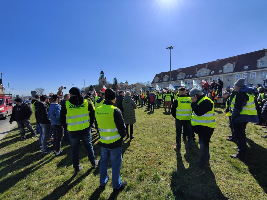 W pewnym momencie rolnicy opuścili traktory i zebrali się przy głównym wjeździe do centrum miasta