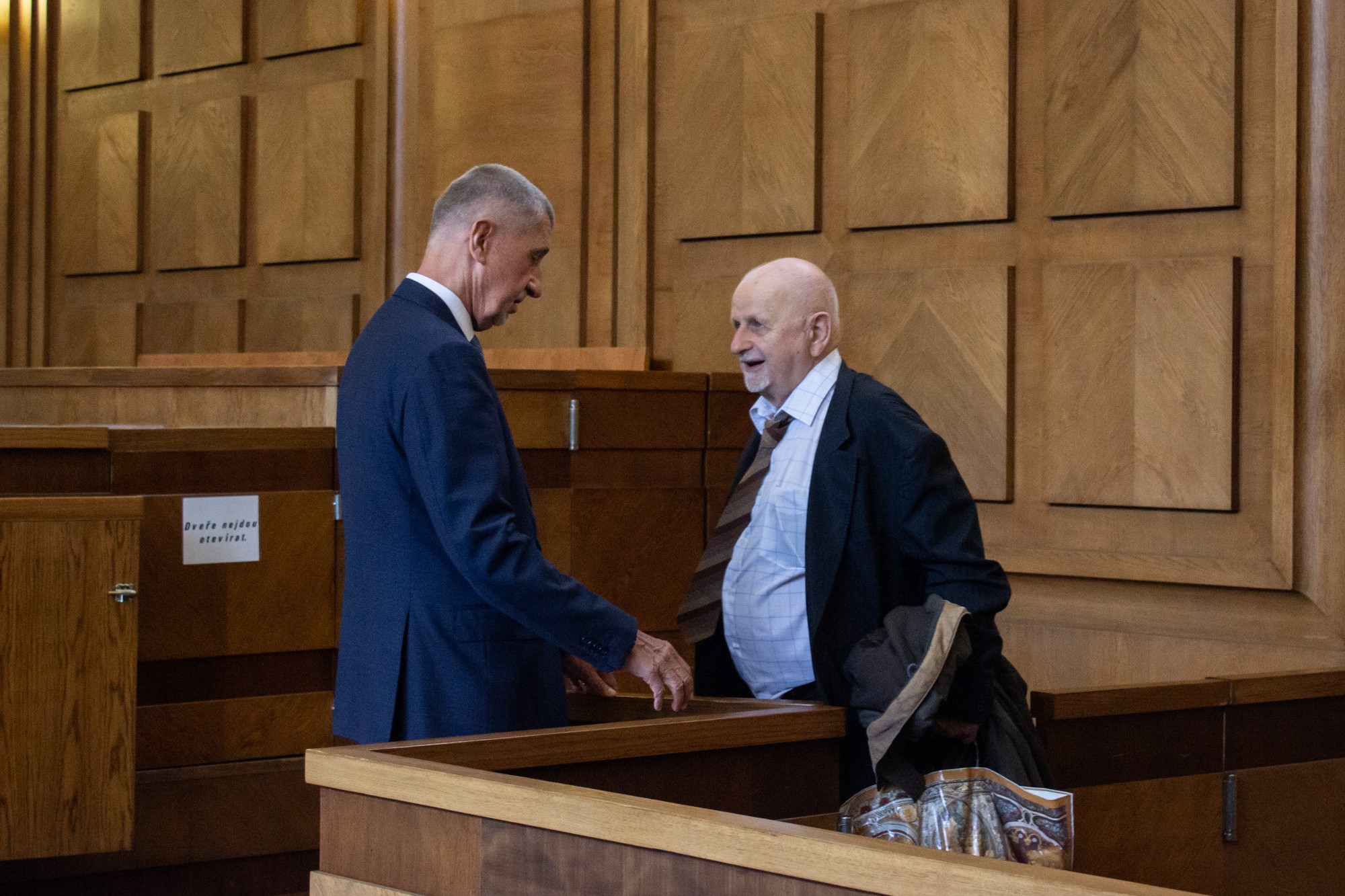 Na snímke český expremiér Andrej Babiš a jeden z jeho advokátov Eduard Bruna pred začiatkom ďalšieho dňa súdneho pojednávania v kauze Čapí hnízdo.