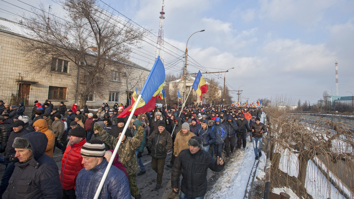Rosyjskim i zachodnim dziennikarzom, którzy mieli relacjonować kryzys polityczny i demonstracje w Mołdawii, odmówiono dzisiaj wjazdu do tego kraju - poinformowała agencja AFP. W Kiszyniowie trzeci dzień z rzędu demonstranci domagali się wcześniejszych wyborów.