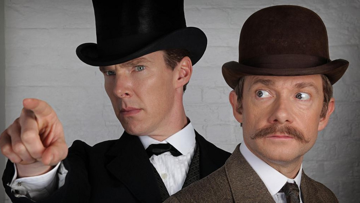 Serial BBC "Sherlock" bije rekordy popularności, a dwuletnie przerwy w emisji kolejnych sezonów tylko podsycają ciekawość fanów. Twórcy zdają się doskonale o tym wiedzieć, więc nic dziwnego, że dawkują kolejne informacje o nowych odcinkach i pogrywają z wiernymi widzami. Tym razem w sieci pojawiło się oficjalne zdjęcie promujące odcinek specjalny. A na nim oczywiście tytułowy bohater i jego oddany towarzysz.