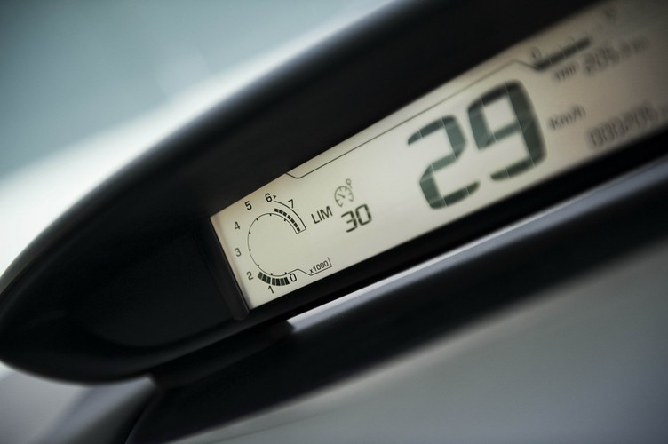 Nowa grafika centralnego wyświetlacza. Pojawił się obrotomierz