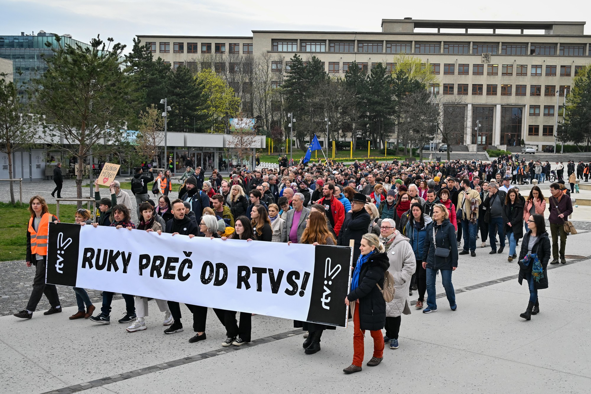 Účastníci protestného pochodu na Námestí slobody v Bratislave.