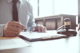 Adwokat ma koszty, gdy działa dla kancelarii