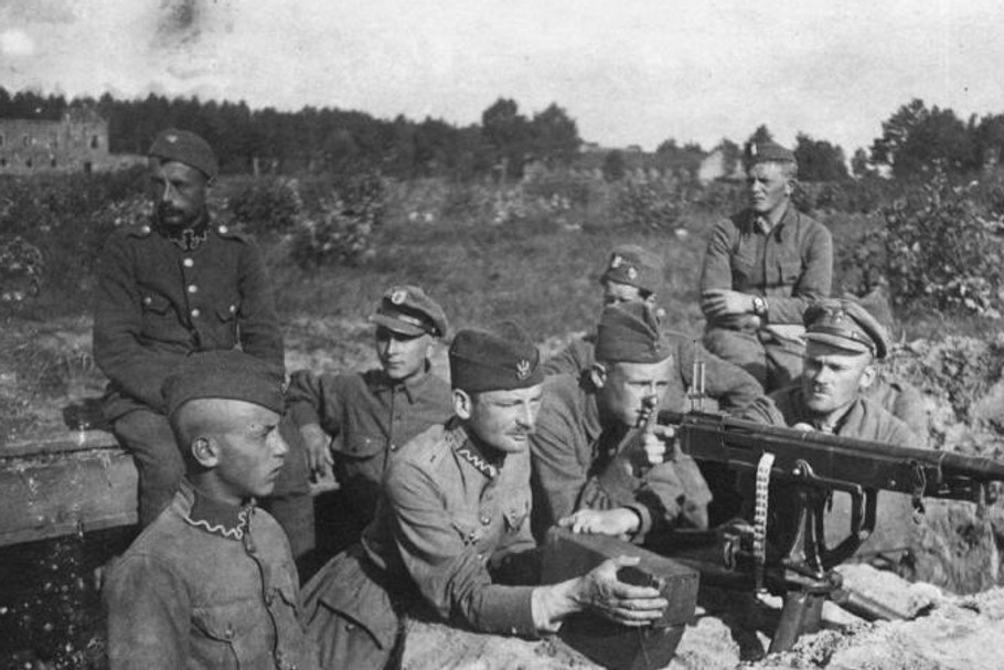 Omów Przebieg Wojny Polsko bolszewickiej Wojna polsko-bolszewicka. Mogiły bohaterów. Powązki wojskowe. - Polska
