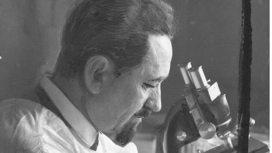 Rudolf Weigl podczas prac w laboratorium (fot. Munz Marek)