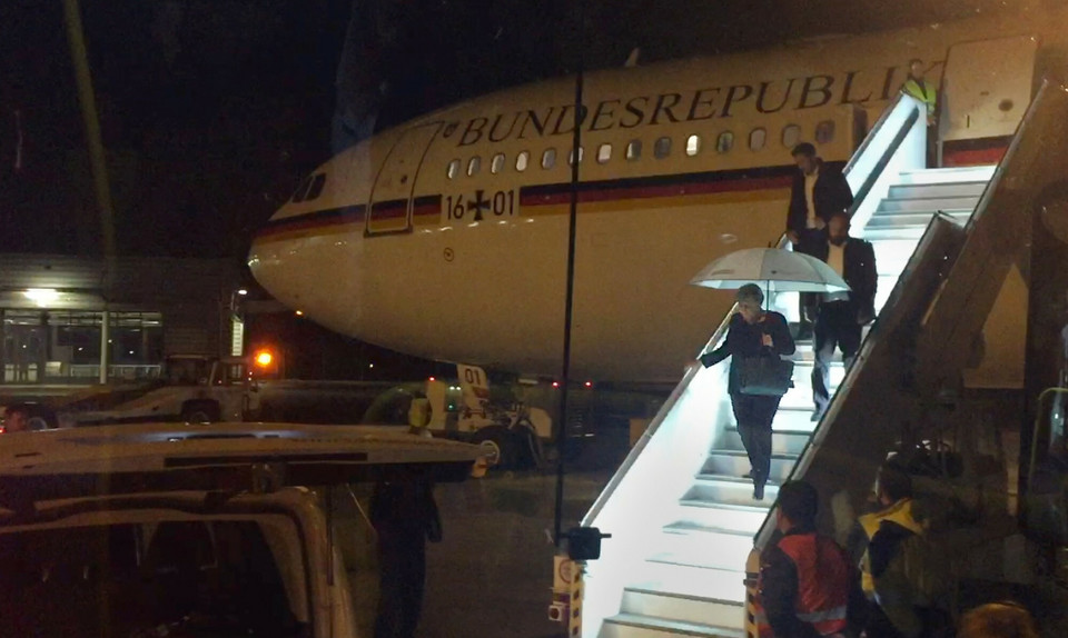 Angela Merkel wysiada z Airbusa "Konrad Adenauer" po awaryjnym lądowaniu w 2018 r. 