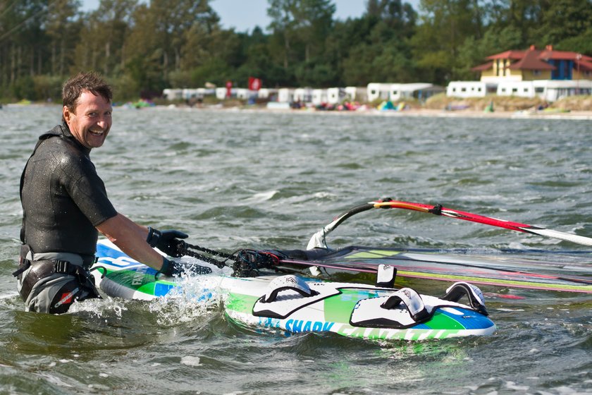 Jacek Kawalec uprawia windsurfing