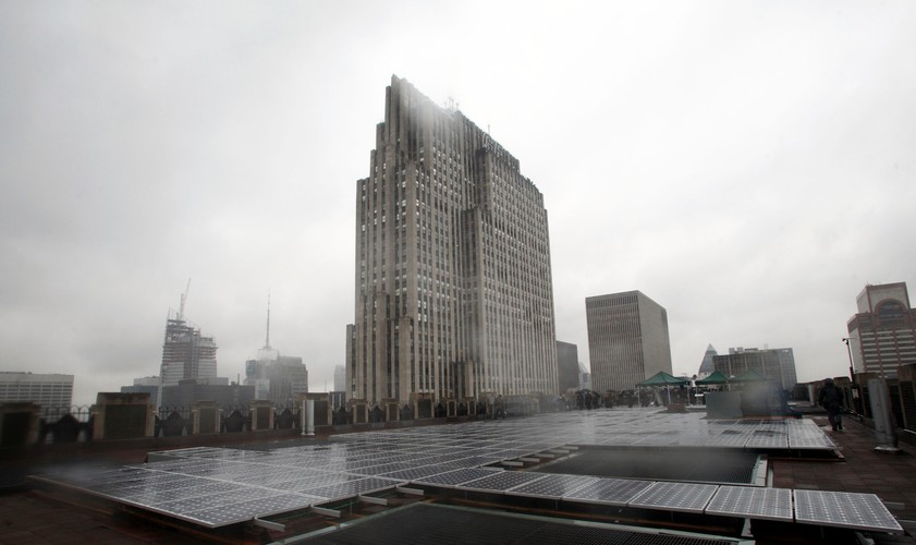 GE Building w Nowym Jorku. Wysokość: 260metrów, 70 pięter. Jeden z najbardziej znanych adresów w Nowym Jorku: 30 Rockefeller Plaza, potocznie nazywany 30 Rock. Budynek znany z wielu ciekawych faktów. Znajduje się w nim przede wszystkim siedziba telewizji NBC, u jego stóp na placu Rockefeller Plaza znajduje się słynne lodowisko i odbywa się coroczne uroczyste zapalenie choinki bożonarodzeniowej, a w trakcie jego budowy fotograf Charles C. Ebbets zrobił słynne zdjęcie robotnikom jedzącym lunch siedząc na rusztowaniu kilkaset metrów nad ziemią. Na zdjęciu górna część budynku widziana z dachu jednego z budynków na Manhattanie.