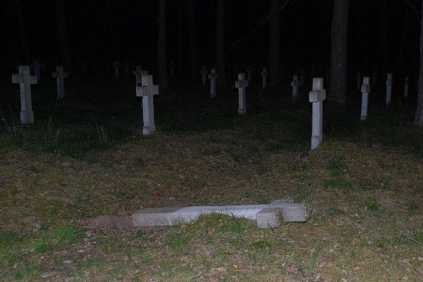 Zdewastowany cmentarz w Łukowie 