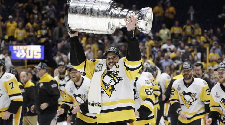 Az MVP, Sidney Crosby kezében a Stanley Kupa/Fotó: MTI