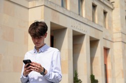 Oskar Szafarowicz pręży muskuły. Cieszy się... z zasięgów w platformie X