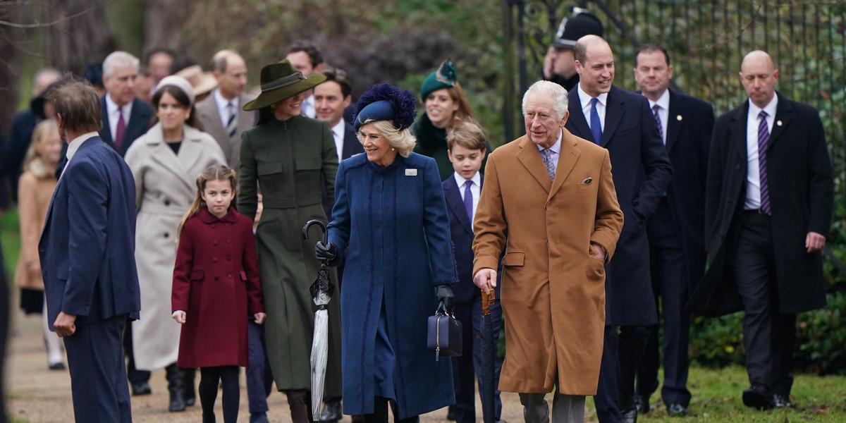 Od lewej do prawej: księżniczka Charlotte, księżna Walii, królowa Camilla, Książę Jerzy, król Karol III i książę Walii uczestniczyli w porannym nabożeństwie bożonarodzeniowym w kościele św. Marii Magdaleny w Sandringham w hrabstwie Norfolk. 25.12.2022 r.