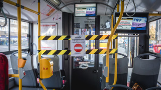 Warszawa: Od czwartku wracają strefy buforowe w autobusach i tramwajach