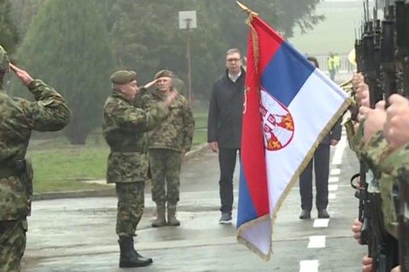 Vučić nastavio posetu Nišu: Obilazi kasarnu "Mija Stanimirović" (FOTO)
