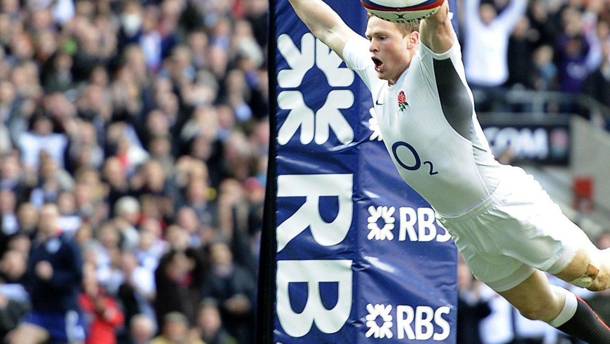 Przed meczem z Włochami Martin Johnson podkreślał, że nie zależy mu na ładnej grze, ale na zwycięstwie. Squadra Azzurra nie miała jednak zbyt wielu atutów na Twickenham i efektownie grający Anglicy rozgromili rywali 59:13, zdobywając aż osiem przyłożeń.