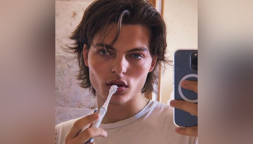 Damian Hurley má nový zostrih.