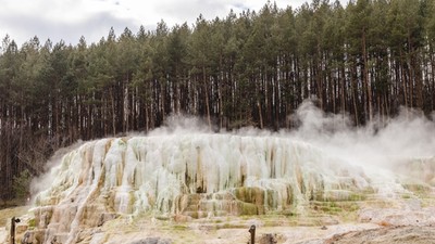 Naturalne baseny tarasowe z woda termalną w Egarszatok