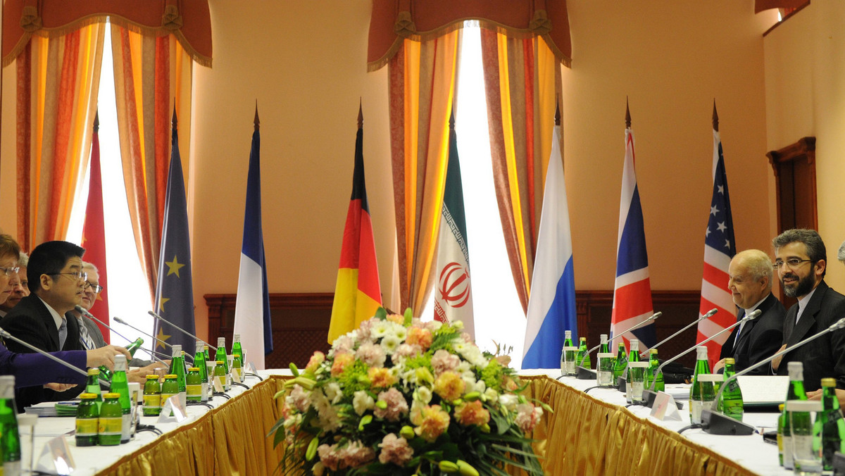 W Moskwie spotkali się dyplomaci z różnych państw, którzy wznowili negocjacje prowadzone między Iranem a mocarstwami światowymi w sprawie irańskiego programu jądrowego. Dwie wcześniejsze rundy rozmów przyniosły niewielkie rezultaty.