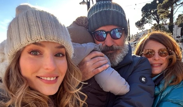 Gaga Jovanović sa unukom ćerkom i ženom