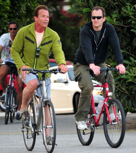 Arnold Schwarzenegger na rowerze bez żony