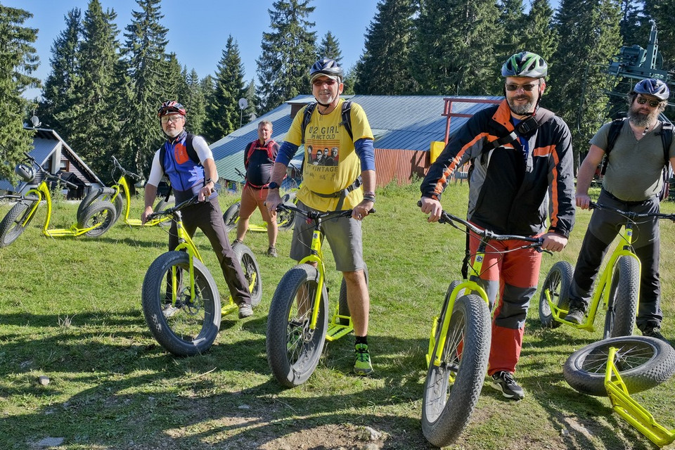 Przygotowania do zjazdu na kolobežkach