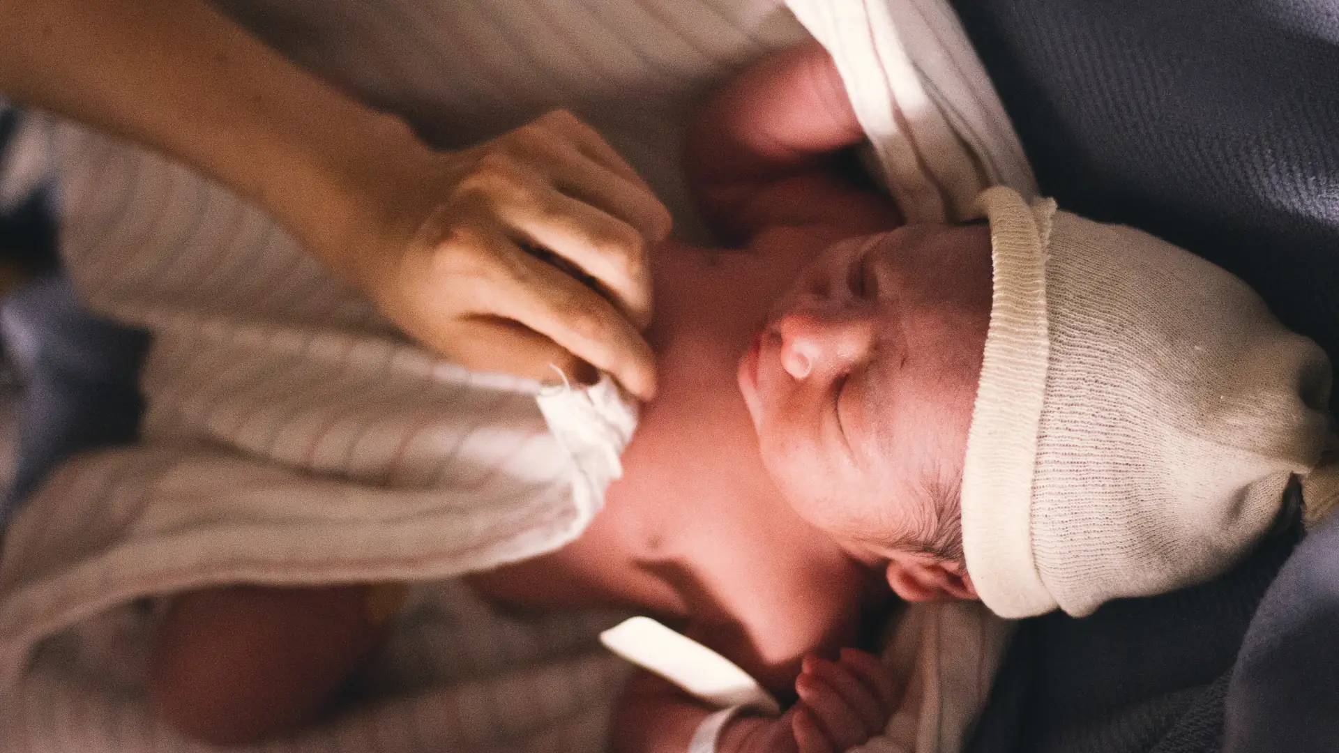 "Mama nie przemywała ci pępka, bo po co". Mówmy głośno o porodzie!