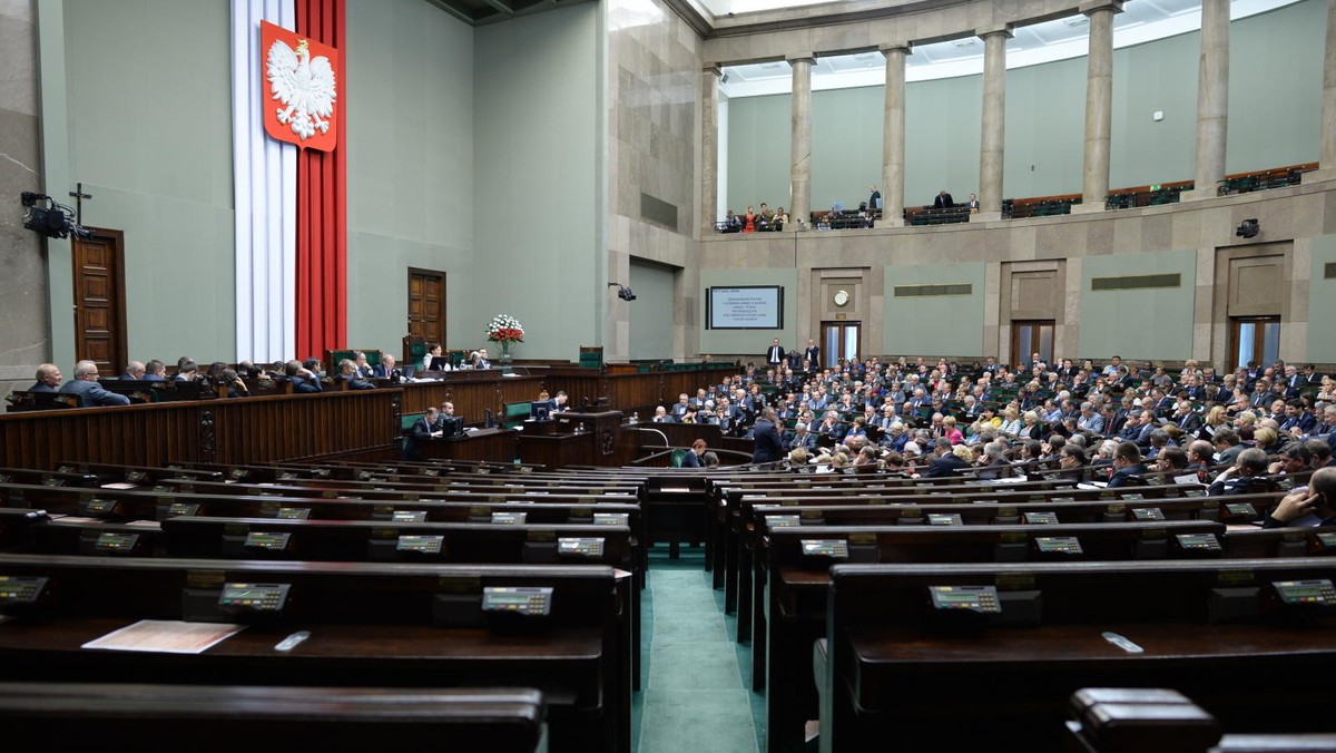 Mazowsze potrzebowało właśnie 220 mln zł, by wywiązać się z obowiązku wpłaty tzw. janosikowego. Bez możliwości zadłużenia się na taką kwotę, Mazowsza nie byłoby stać na zapłatę rat subwencji na rzecz pozostałych województw.