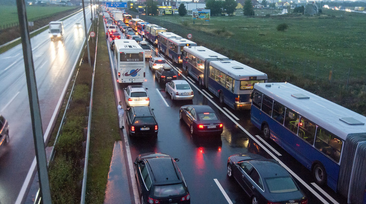 A magyar iskolásokat
 szállító buszt Hegyeshalomnál szúrták ki az 
osztrákok/Fotó:MTI-Krizsán Csaba