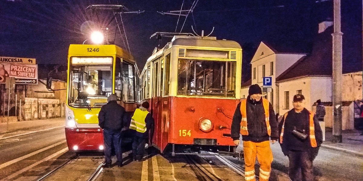 Zderzenie tramwajów w Łodzi na Placu Reymonta. Tramwaj zabytek z wycieczką, wykoleił się. Doszło do zderzenia z innym wagonem