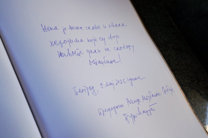 Predsednik Vlade Republike Srbije Đuro Macut položio je venac na Avali povodom Dana pobede nad fašizmom