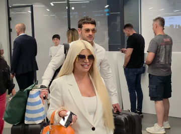 PRVO POJAVLJIVANJE DARE BUBAMARE SA MLAĐIM DEČKOM: Sa osmesima nakon romantičkog putovanja, uklopili garderobu, a ON JE SVE VREME PRATI U STOPU! (VIDEO)